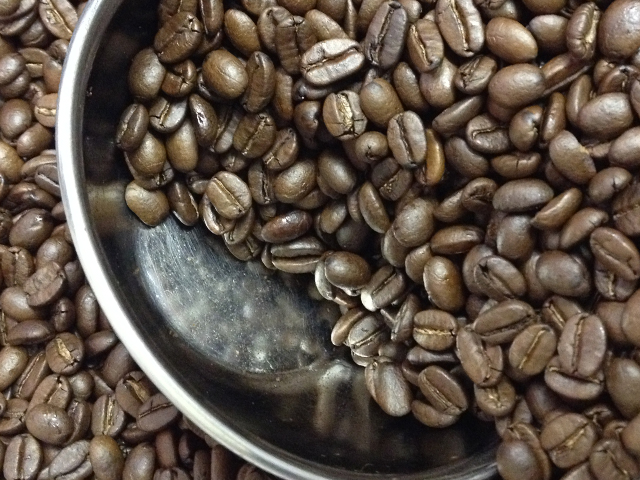 焼きたてホヤホヤ入荷しました♪ 定期便のお客様、お待たせしました、まもなくお手元へ美味しいコーヒーお届けします!