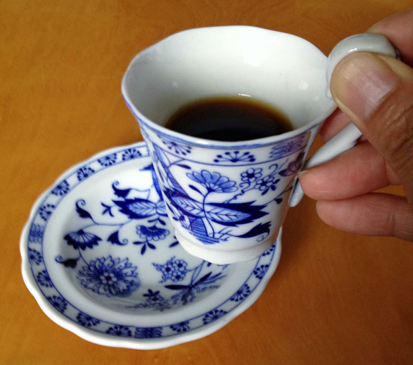 マヤビニックフェアトレードコーヒーをデミダスカップでいただく