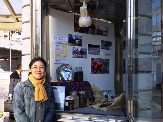 上野駅ペデストリアンデッキでマヤビニックの展示がはじまりました♪